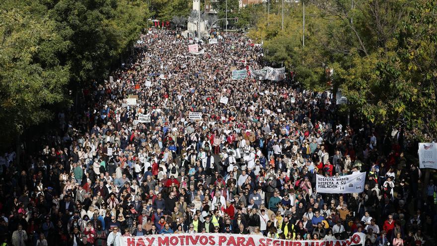 Miles de personas salen a la calle en Madrid para defender la sanidad pública