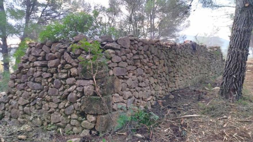 El recio muro del corral de Lluca. En la esquina, los sillares de tosca