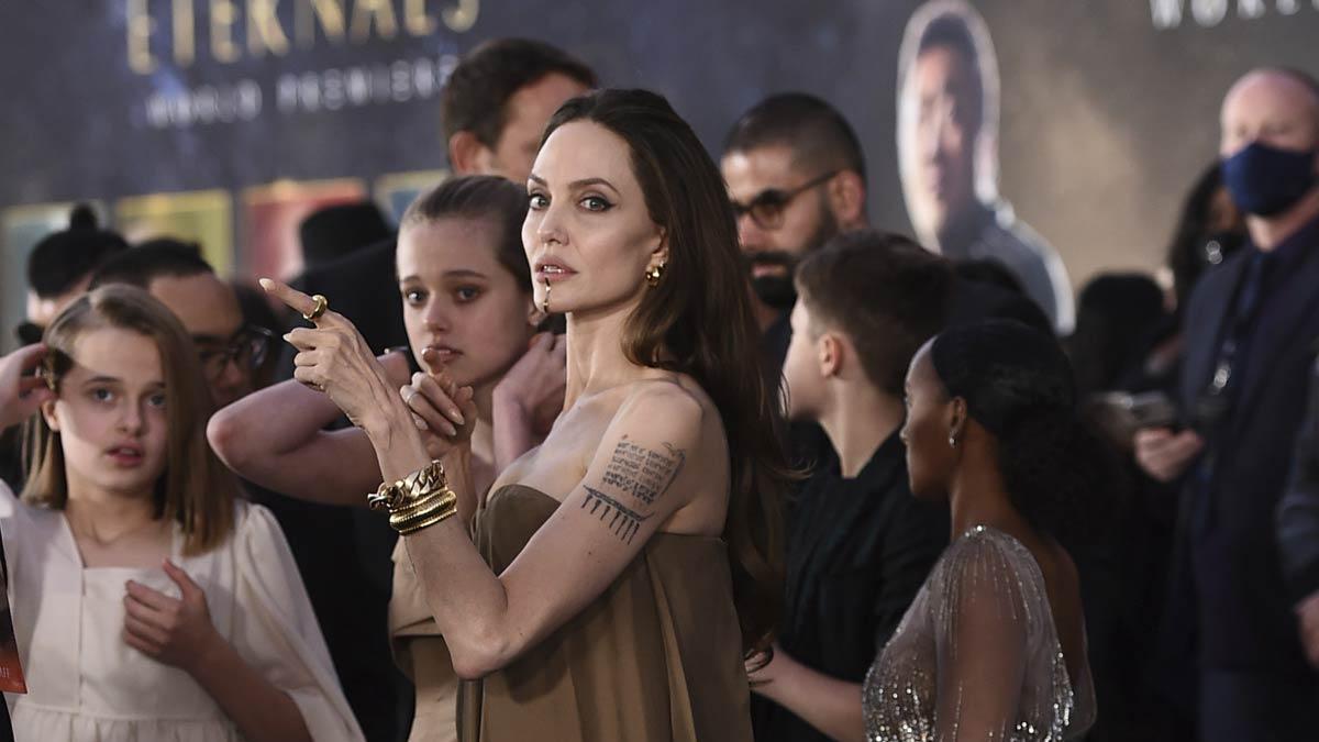 Angelina Jolie con sus hijos Shiloh, Vivienne y Zahara en el estreno de 'Eternals'