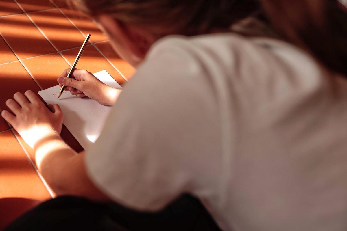 Una alumna canaria trabaja en el aula.