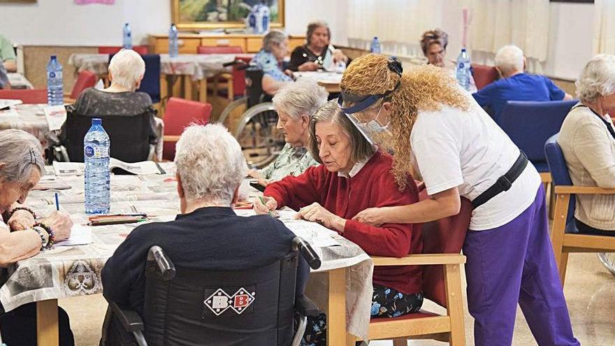 Els professionals de la residència Sant Víctor d&#039;Artés atenen els ancians amb els equips de protecció individual |