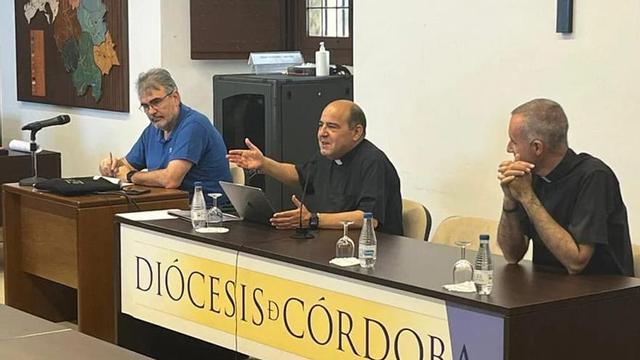 El delegado diocesano de hermandades, en el centro, en un momento del encuentro celebrado este sábado.