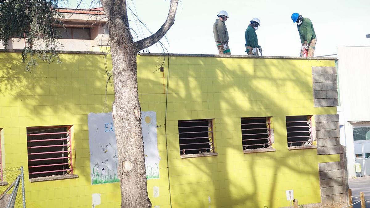 Las obras de reconcersión en espacio cultural y de atención ciudadana del antiguo parque de bomberos de Onda han arrancado con la eliminación del viejo techo.