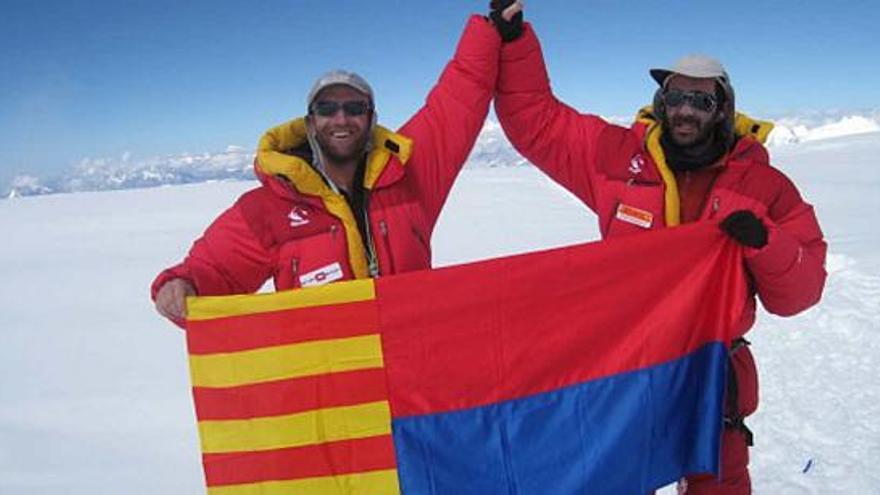 José Antonio Tarí y Jaime Antón en la cima del Cho Oyu mostrando la bandera de Elche