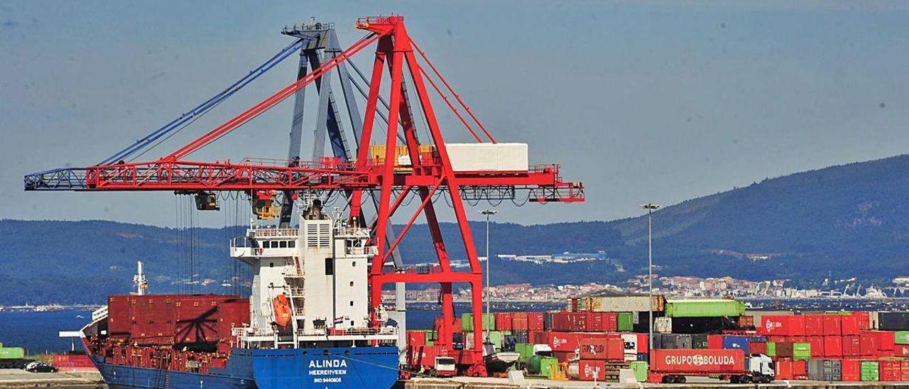 Contenedores en el Puerto de Vilagarcía.