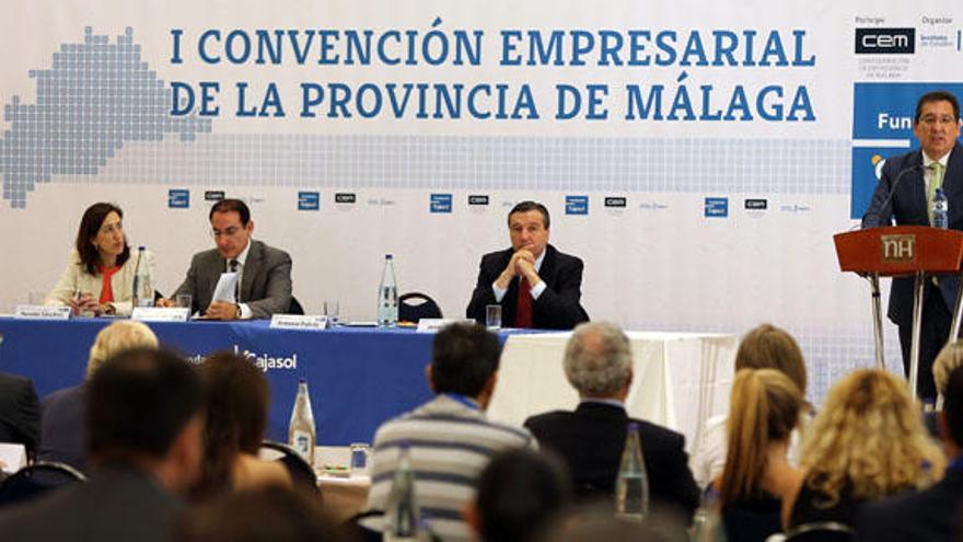 Antonio Pulido interviene en presencia de Javier González de Lara y Natalia Sánchez.