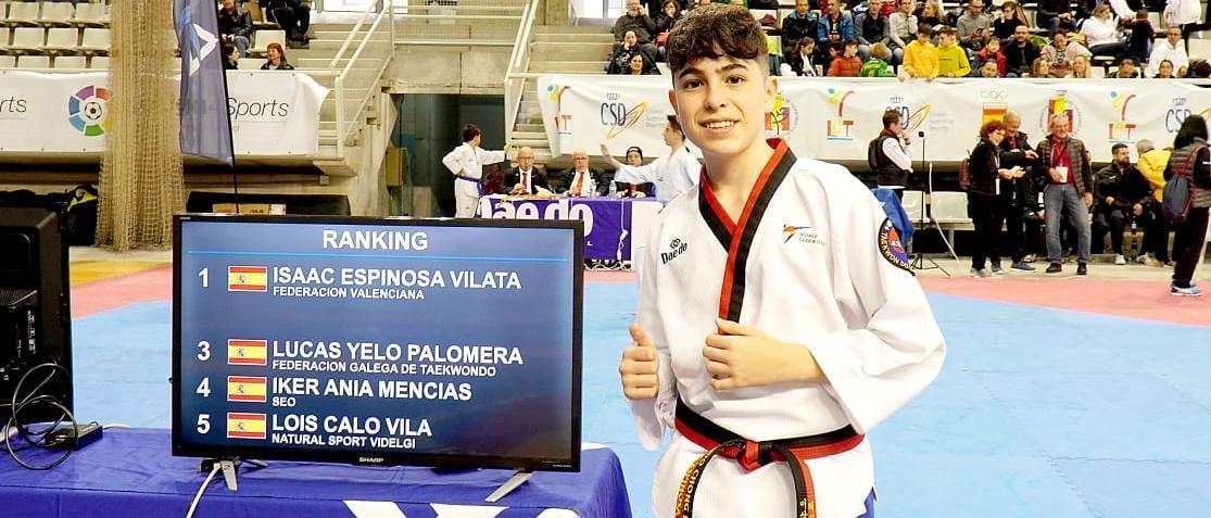 El joven deportista celebra su oro.