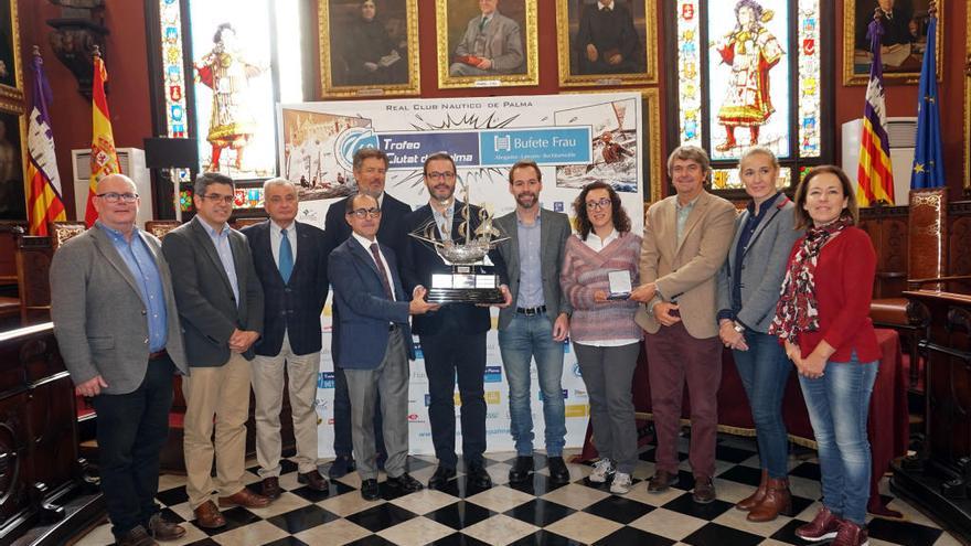 El alcalde de Palma y el presidente del RCNP sostienen el trofeo oficial del Ciutat de Palma, en presencia de los asistentes al acto.