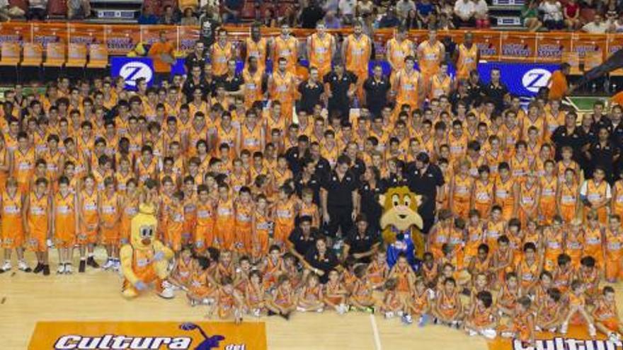 Todos los jugadores de la cantera del Valencia Basket Club, la mascota Pam y los jugadores y técnicos del primer equipo.