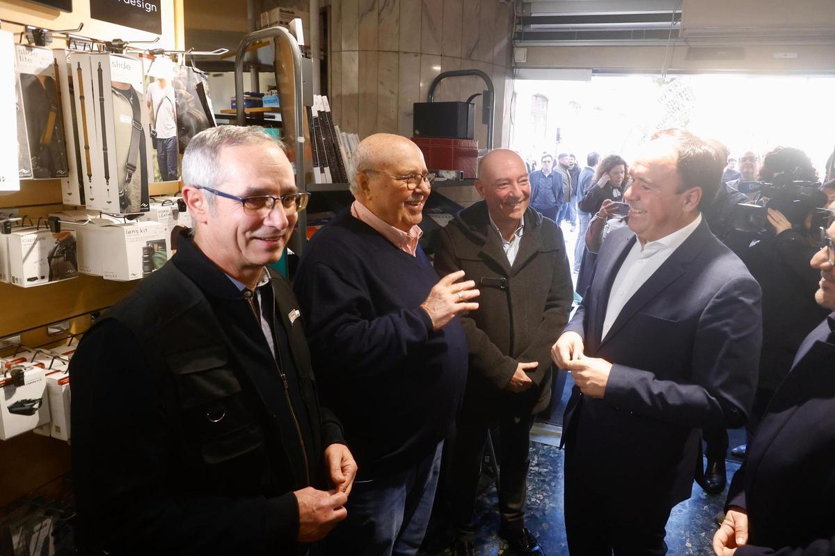 Pérez Llorca y Carbonell visitan el negocio asaltado por unos aluniceros hace una semana.