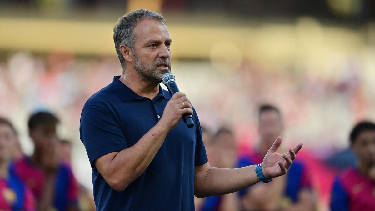 El entrenador alemán del Barcelona , Hansi Flick, habla durante la presentación del Trofeo Joan Gamper