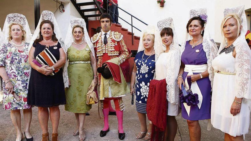 Miguel Ángel Perera, arropado por socias de su peña taurina en Gijón.