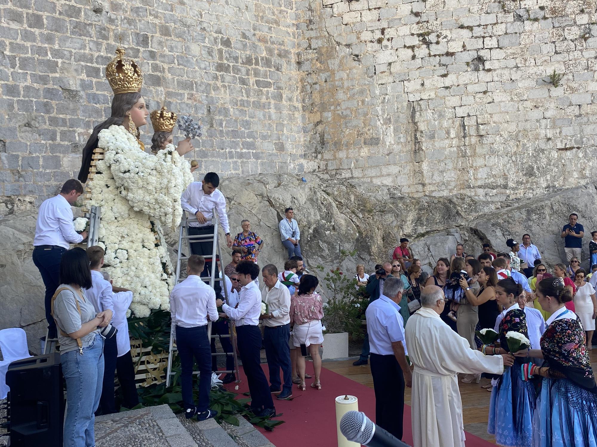 Los vecinos han vestido el manto de la Virgen de Ermitana con 10.000 claveles.