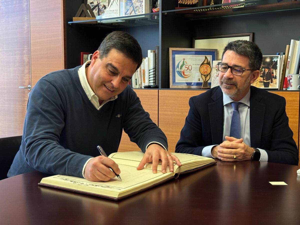 Los dos alcaldes de San Vicente y Campo Maior durante la recepcion oficial en el Ayuntamiento