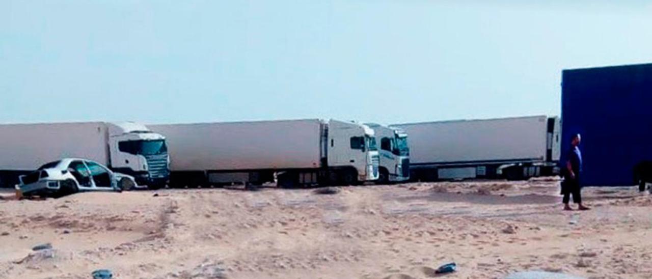 Los camiones atrapados en la frontera entre Mauritania y Marruecos.// FARO