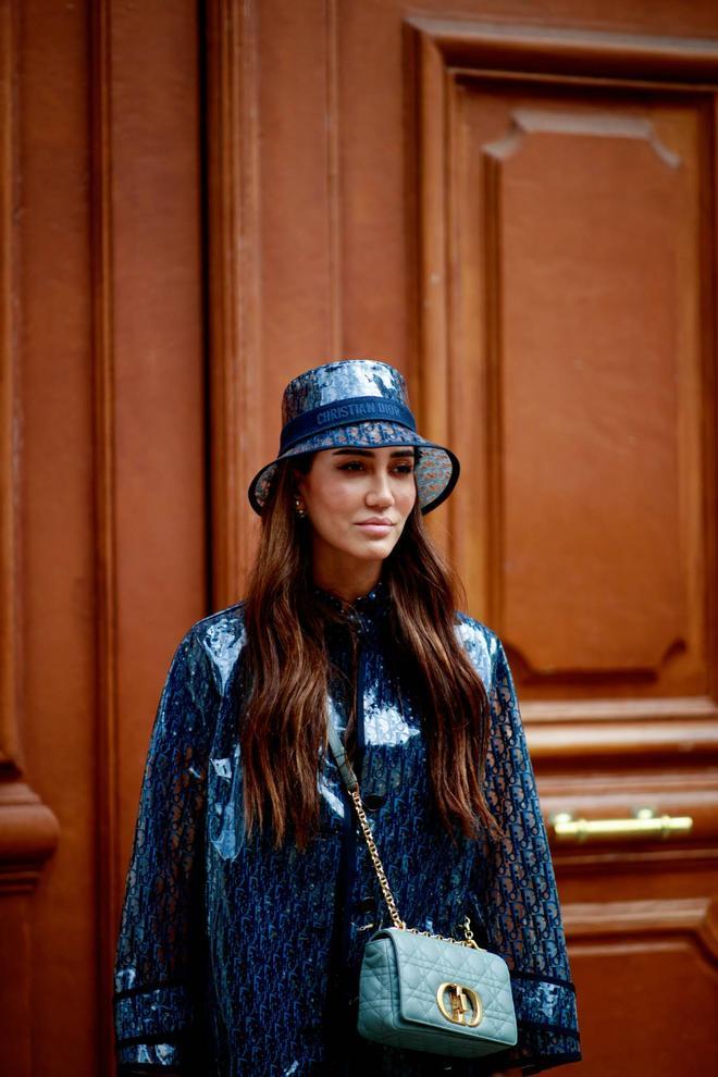 Look con 'bucket hat' en el street style de la Alta Costura de París, un truco para proteger tu pelo del frío