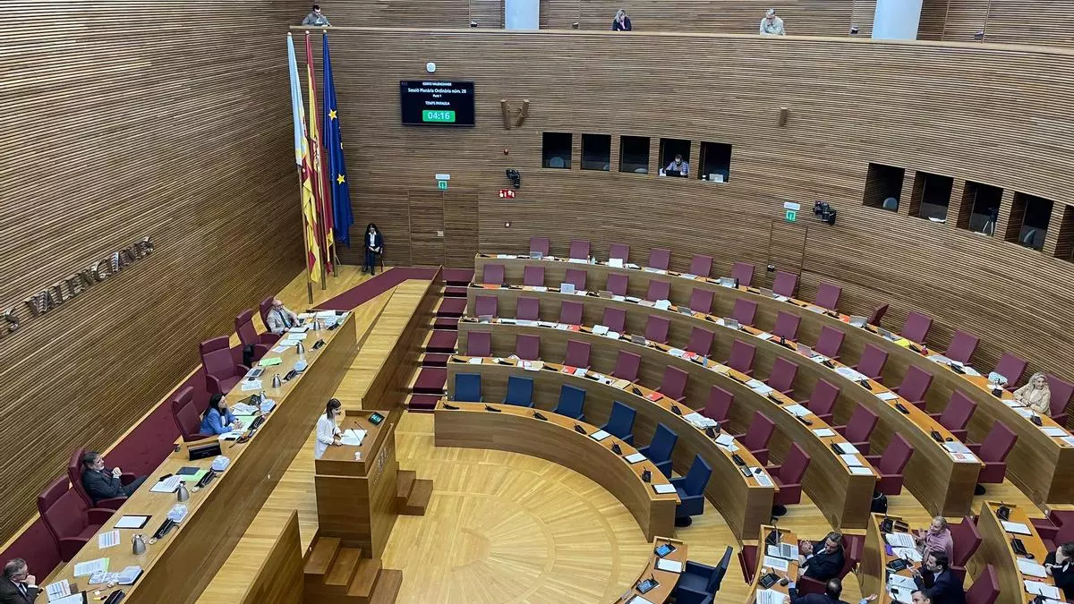 Los diputados de PSPV y Compromís abandonan el hemiciclo entre acusaciones de "fraude" por el uso de los turnos del PP.