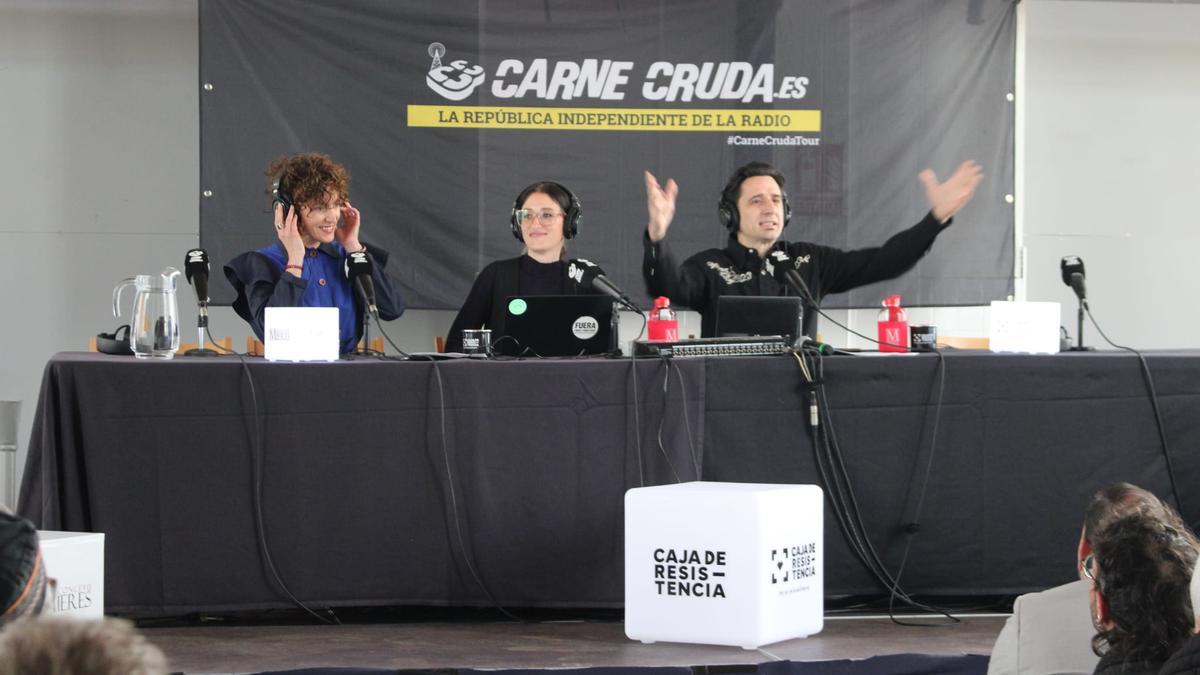VÍDEO: La radio "Carne Cruda" aterriza en el pozo Santa Bárbara