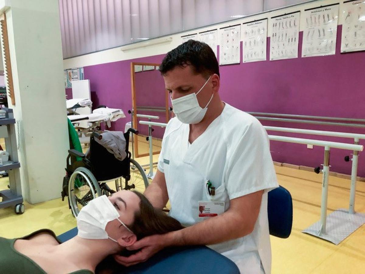 Jorge Roses, durante una sesión de fisioterapia en el Hospital General de Elche.