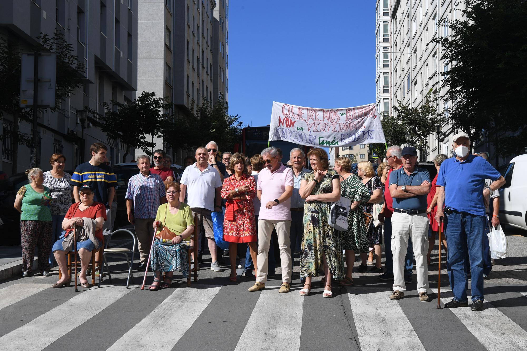 Concentración de vecinos por el abandono de un solar en la calle José María Hernansáez