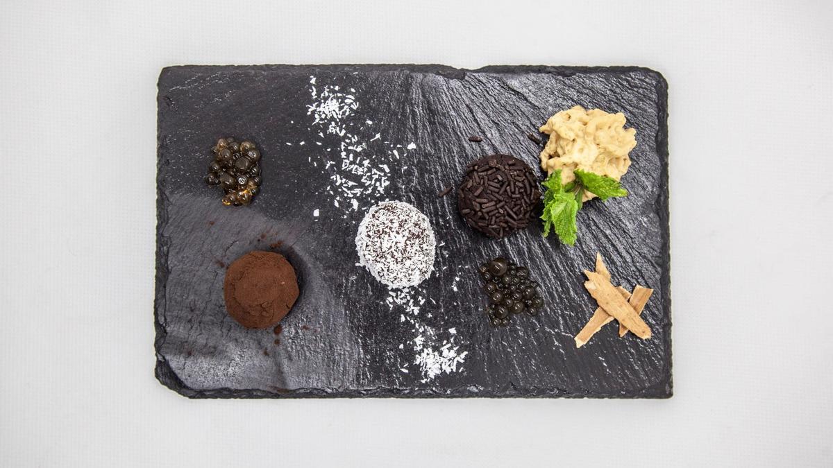 Proposta del restaurant la Churraskita d&#039;Empuriabrava: Trufa de xocolata, cor de ratafia i mousse de dolç de llet