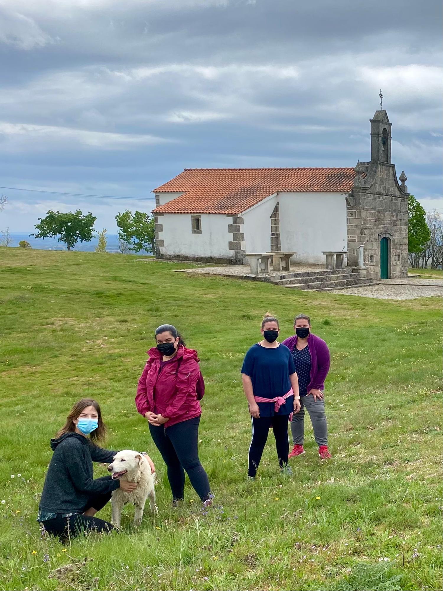 Cuatro jóvenes, ayer en la ermita de la Luz