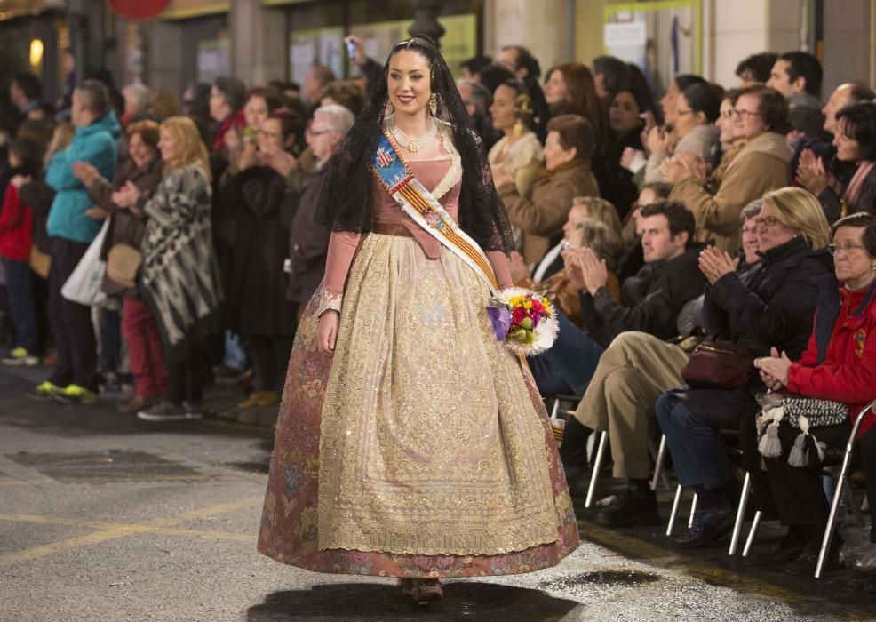 Así desfiló Alicia Moreno y la corte de honor