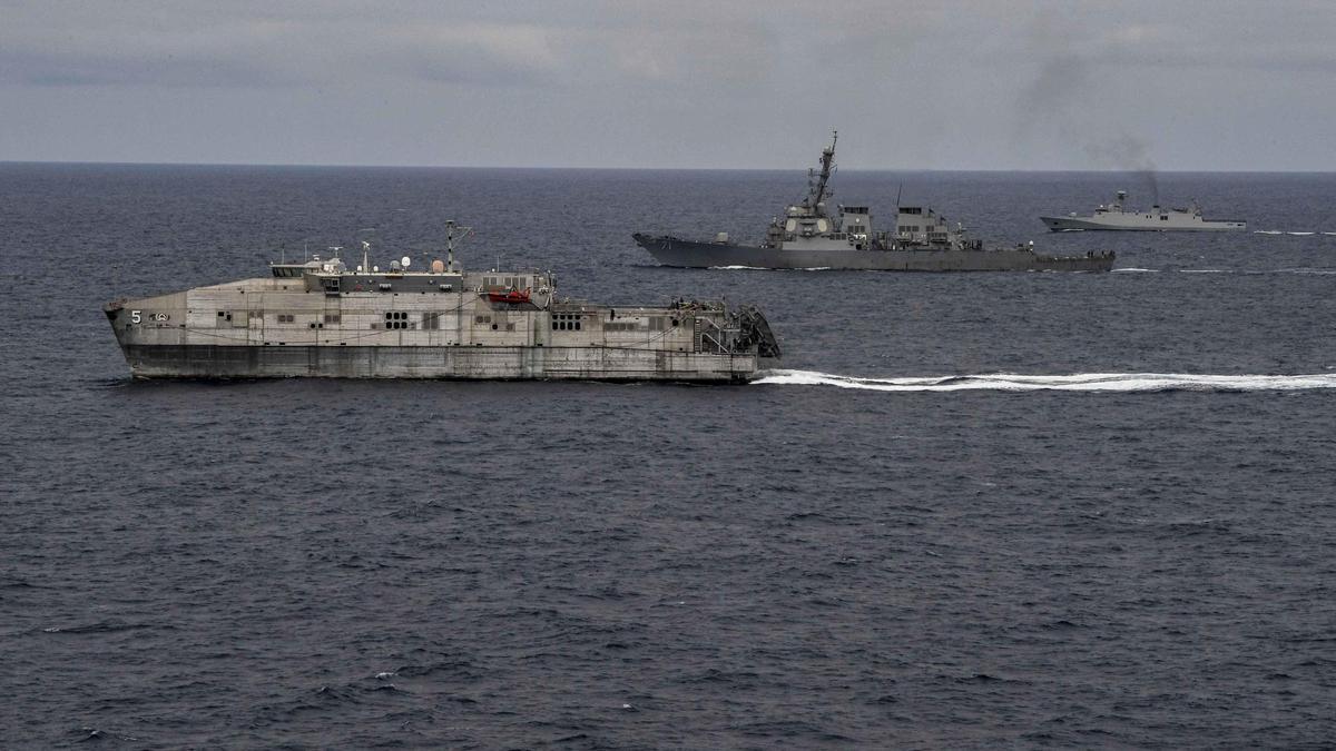 Un buque de transporte rápido y un destructor de misiles de EEUU, junto a una fragata de la marina marroquí, en el ejercicio African Lion 2021.