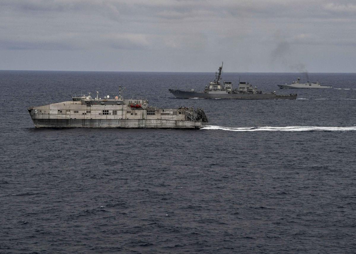 Un buque de transporte rápido y un destructor de misiles de EEUU, junto a una fragata de la marina marroquí, en el ejercicio African Lion 2021.