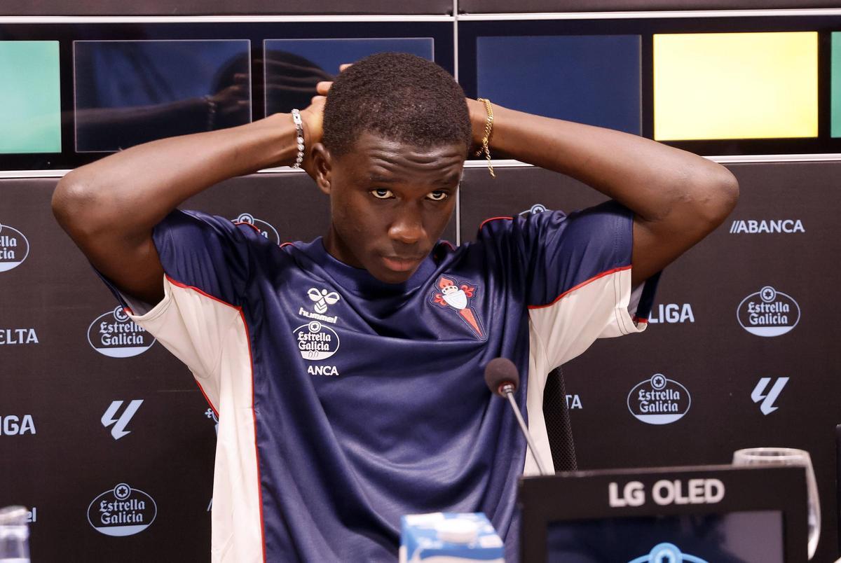 El joven zaguero senegalés se mostró muy reflexivo en su primera comparecencia como céltico.