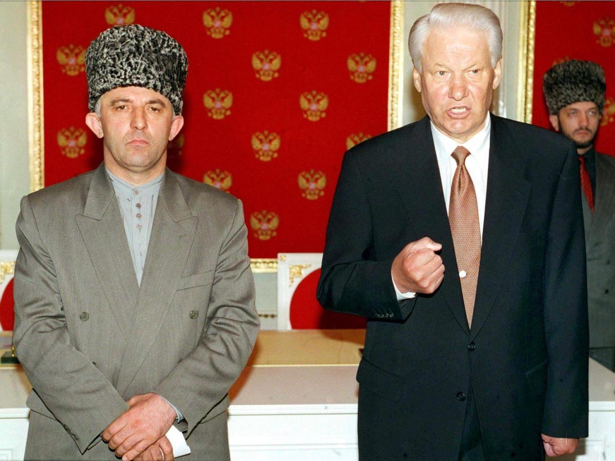 Fotografía de archivo del 12 de mayo de 1997 que muestra al presidente de Rusia Boris Yeltsin (d) junto a su homólogo chechén Aslán Masjádov