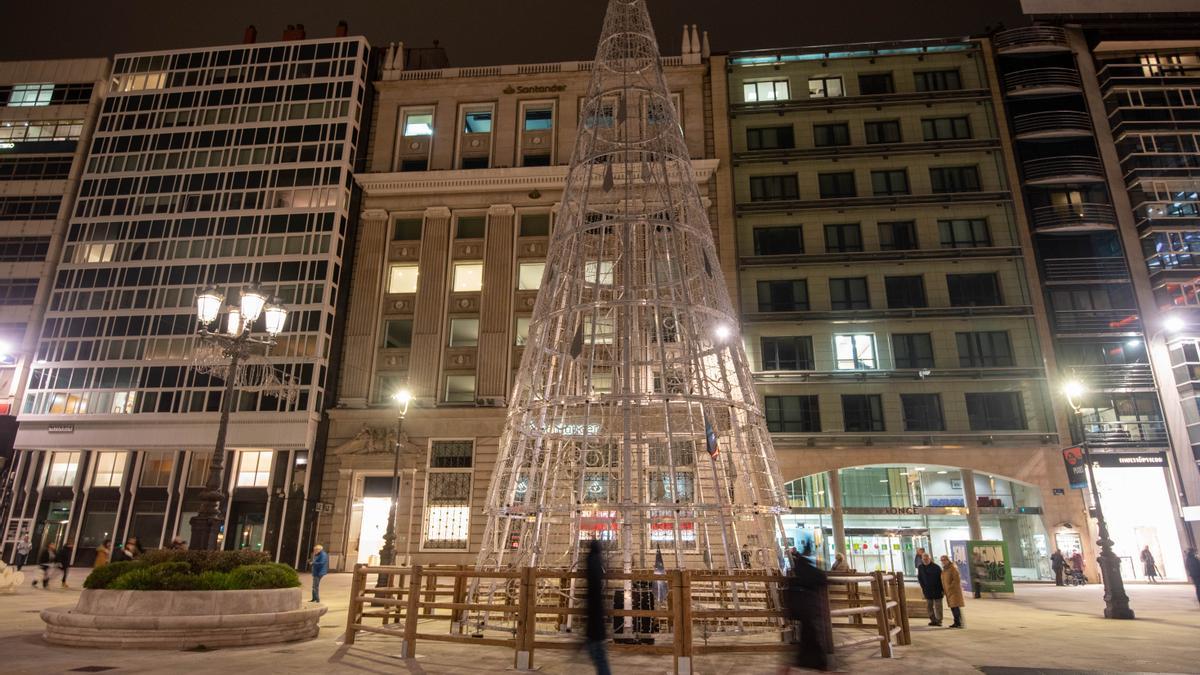 El árbol y la bola, preparados para la Navidad 2022 en A Coruña