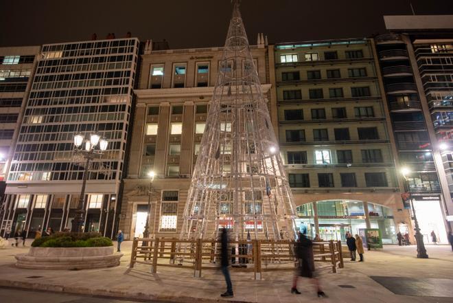 El árbol y la bola, preparados para la Navidad 2022 en A Coruña