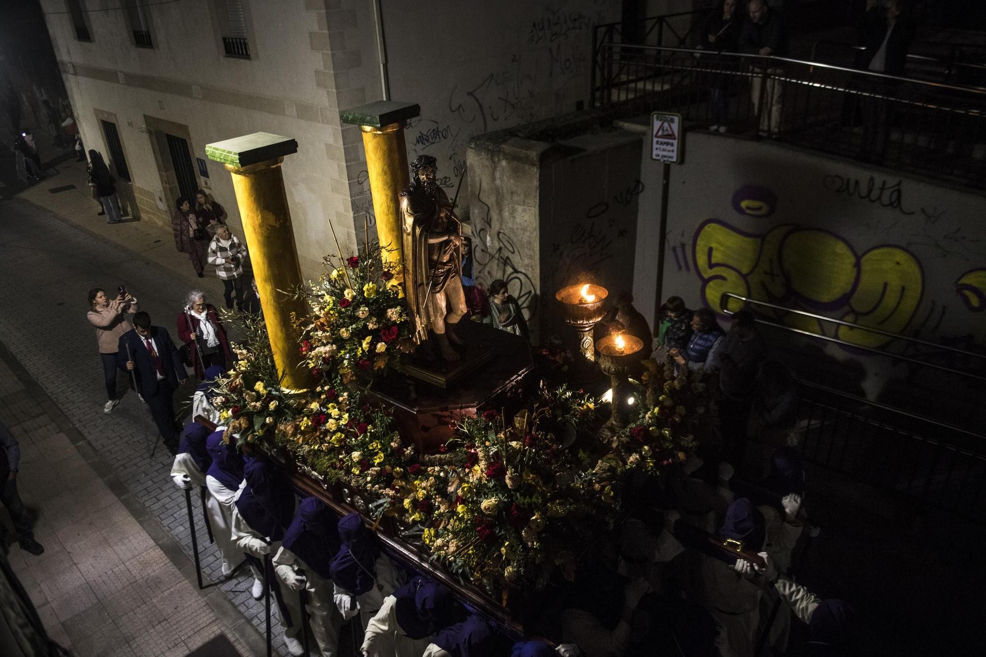 La procesión de la Cofradía del Amor recorre el casco viejo de Cáceres