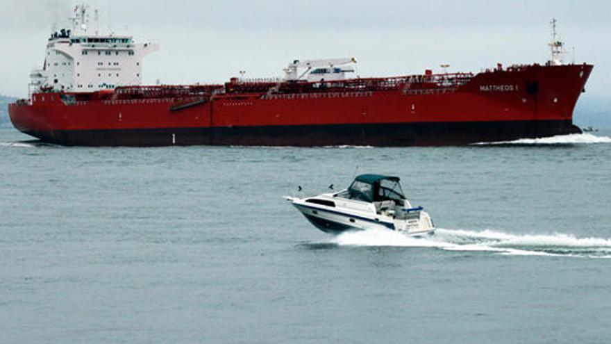 El petrolero con bandera chipriota, secuestrado ayer por piratas, en una imagen de archivo. i LA PROVINCIA / DLP