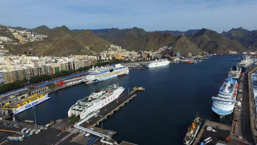 Varios barcos atracados en el puerto de Santa Cruz de Tenerife.