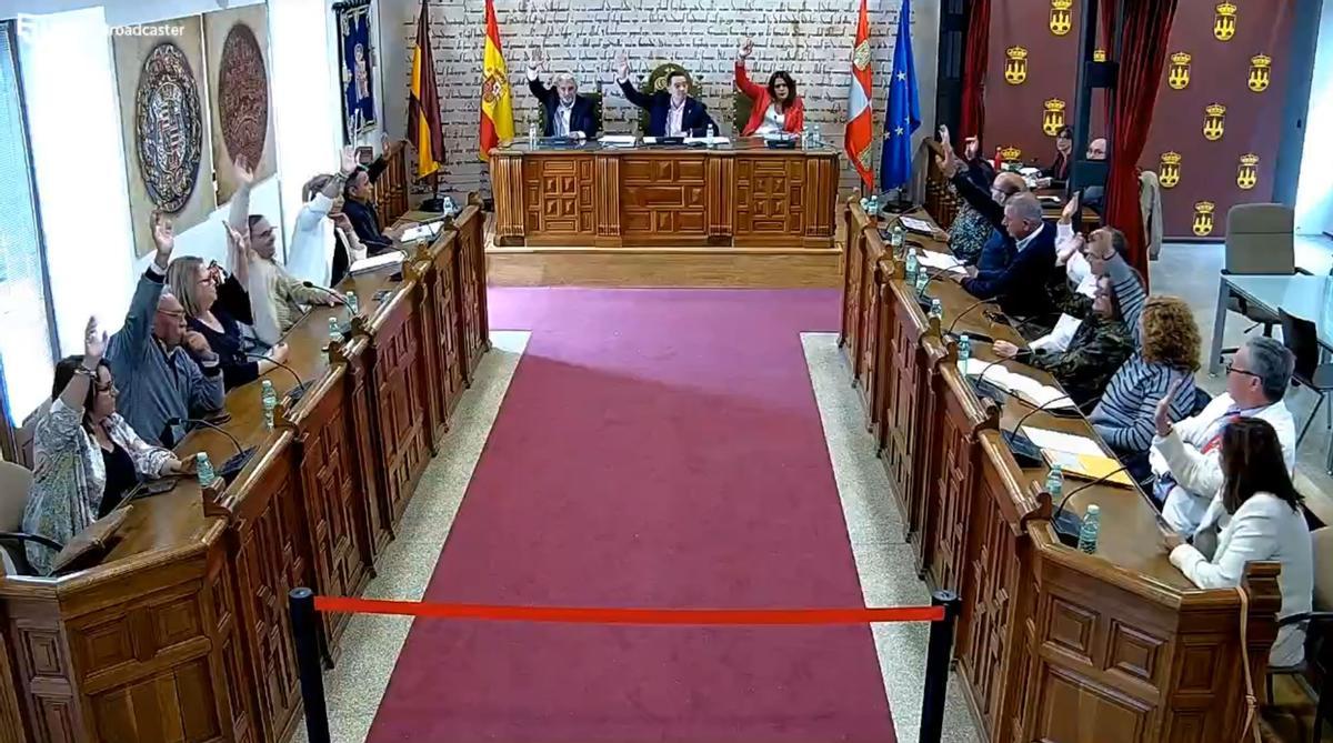 Momento de la votación del plan de gasto plurianual del Puerta del Noroeste con 16 votos a favor y uno en contra del portavoz de CS, Jesús María Saldaña,