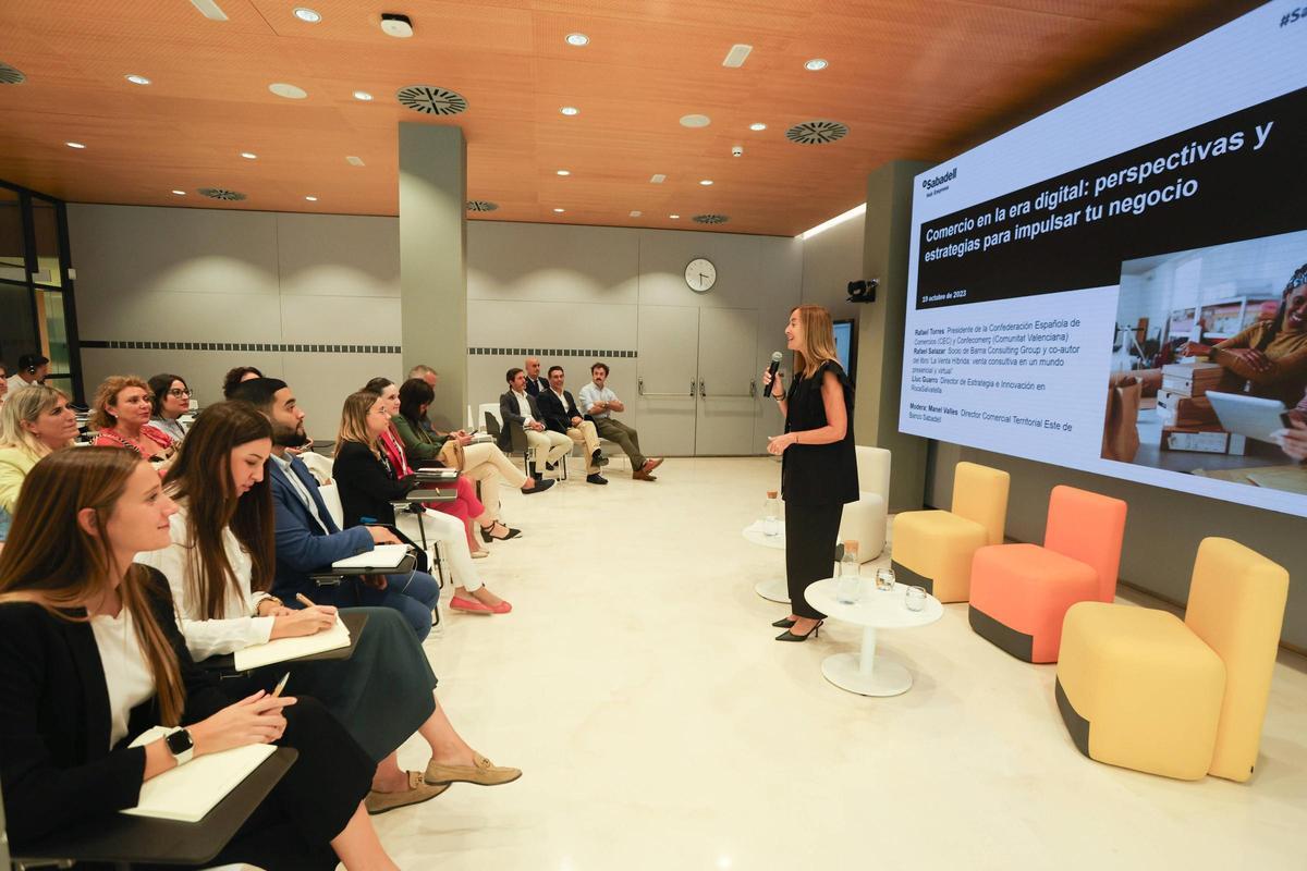 La directora del Hub Empresa Valencia de Banco Sabadell, Silvia López, durante el encuentro del pasado jueves.