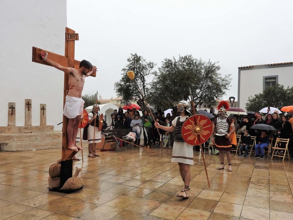 El tiempo dio una tregua para la procesión de Jesús Nazareno en Sant Ferran y ayer el vía crucis se celebró bajo una fina lluvia