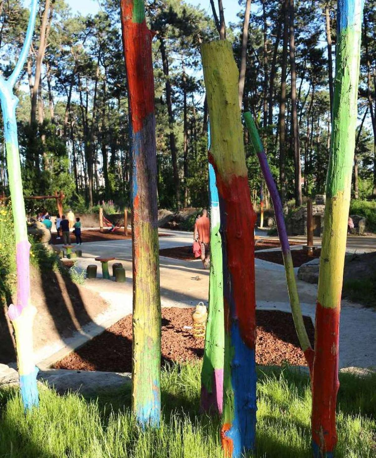 Los niños ya disfrutan de la "Aldea Grobit" de A Toxa y su llamativo parque de madera