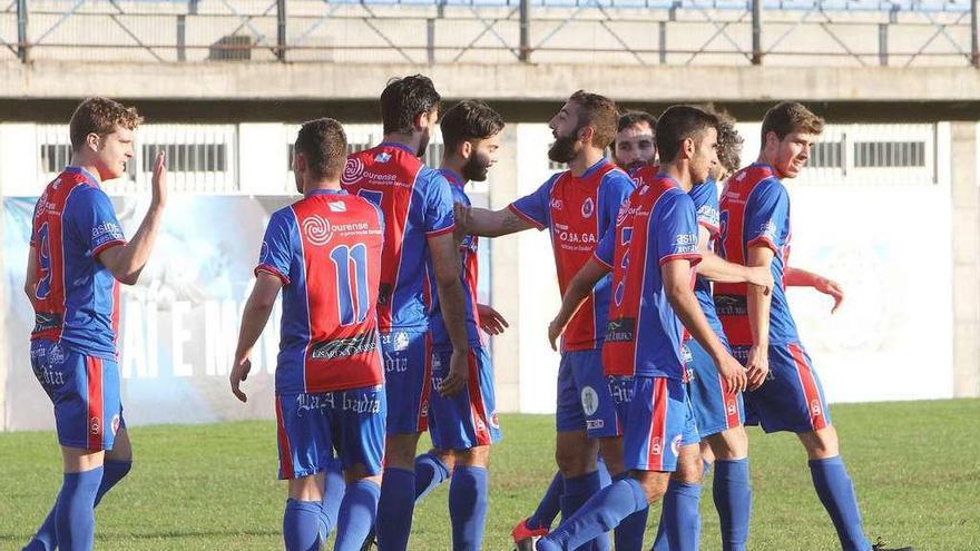 Los jugadores de la Unión Deportiva Ourense celebran uno de los goles en el campo de O Couto. // Iñaki Osorio