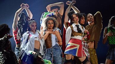 Dua Lipa elige sus looks más cañeros (con guiño patriótico incluido) para triunfar en los Brit Awards