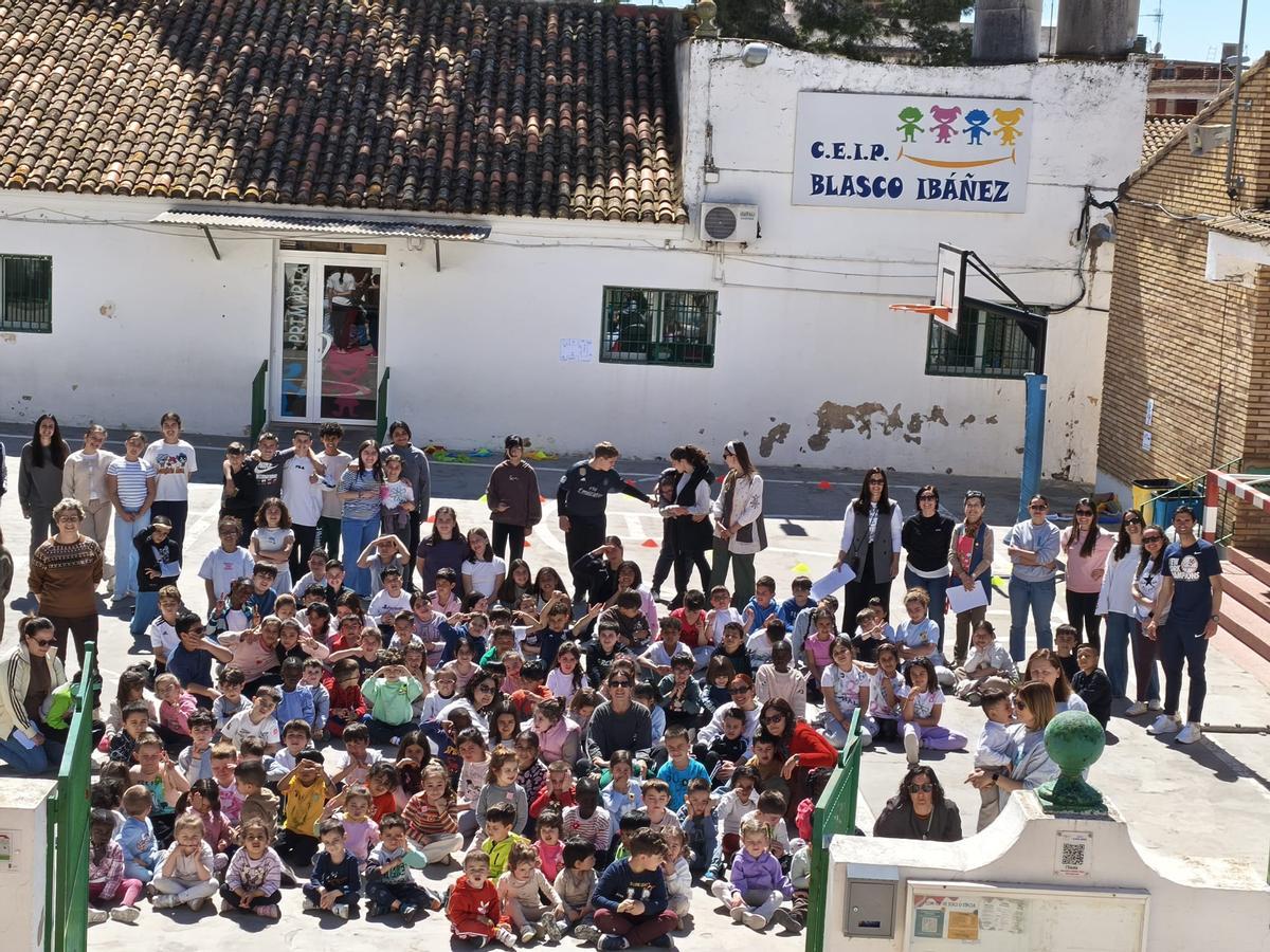 Los escolares del CEIP Blasco Ibáñez también han rotulado su centro con un pictograma.