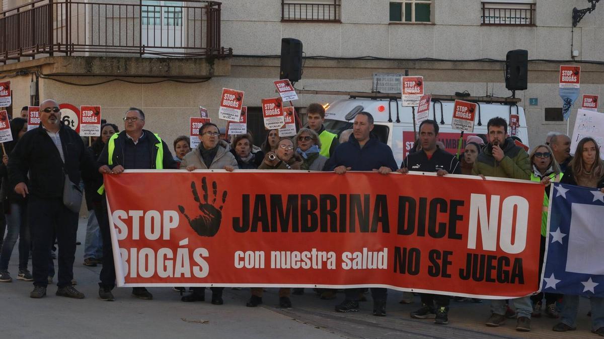 Una manifestación de vecinos de Jambrina a Peleas de Abajo contra las plantas de biogás