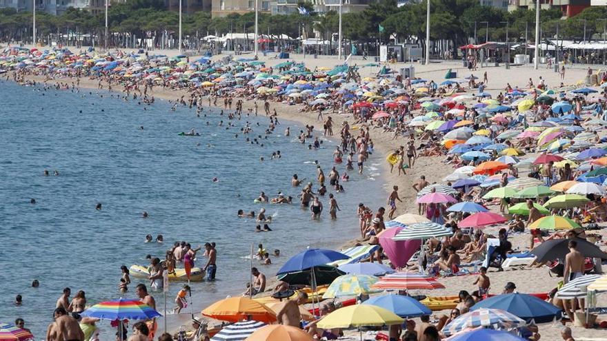 La platja Gran de Platja d&#039;Aro plena de banyistes, una imatge que trigarà a repetir-se