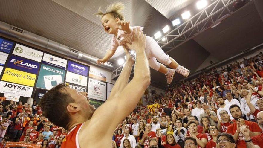 Jordi Trias celebrant l&#039;ascens a l&#039;ACB amb el Manresa, el juny del 2018 al Nou Congost