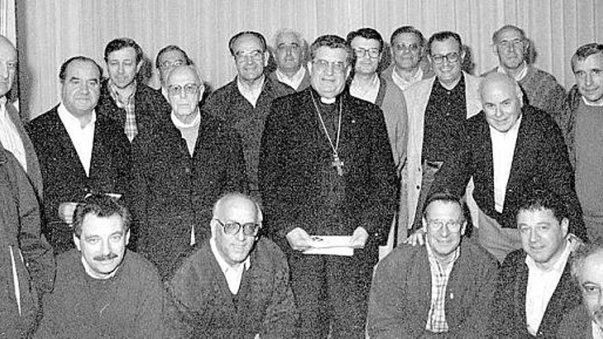 Reunión de sacerdotes del «Grupo de El Bibio» el día de su 25.º aniversario, en octubre de 1995, en torno al arzobispo Gabino Díaz Merchán.