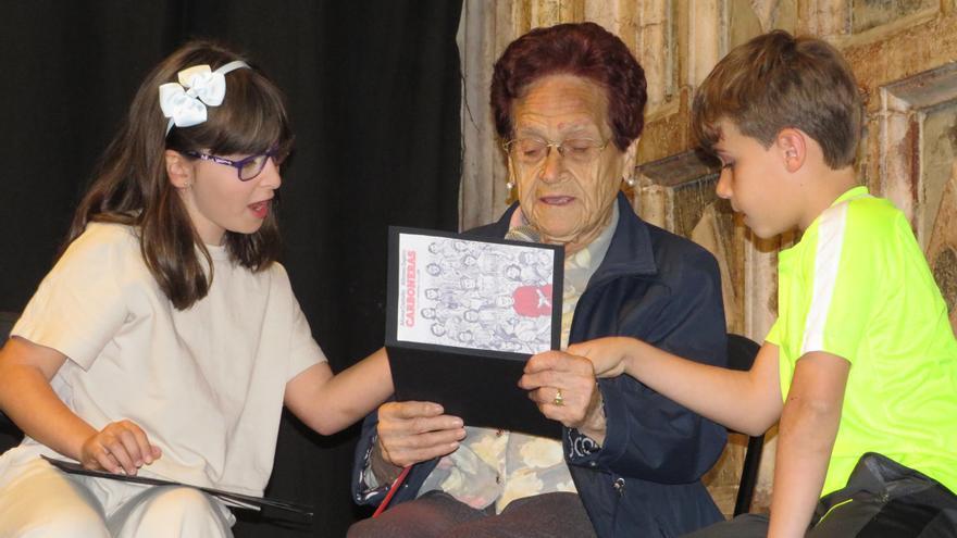 Lectura intergeneracional para estrechar lazos vecinales en Grado: &quot;Es muy bonito, los niños están muy pendientes de los mayores&quot;