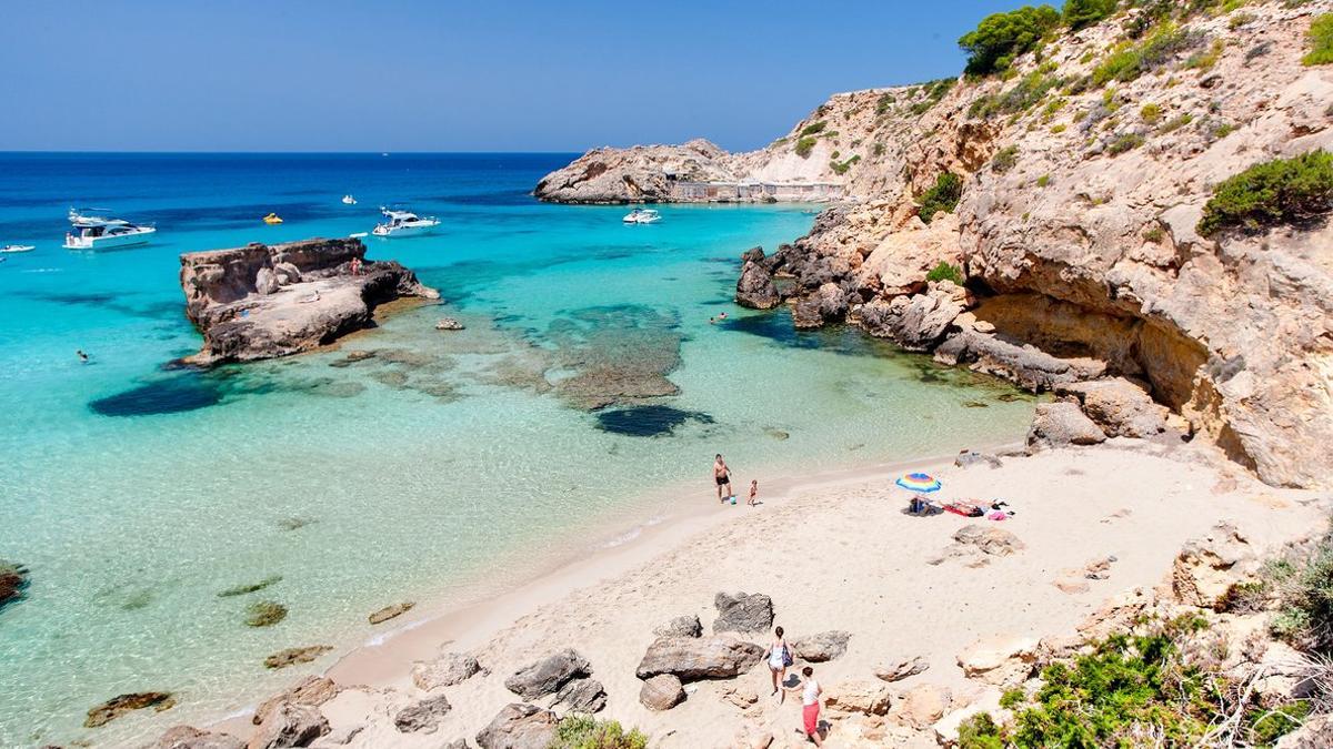 Desalojadas 100 personas de Cala Tarida, en Eivissa