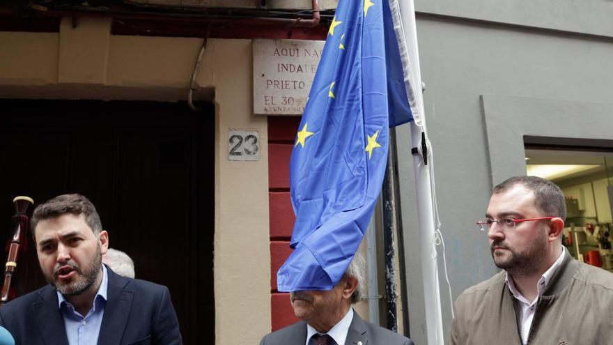 Los socialistas Jonás Fernández, Wenceslao López y Adrián Barbón, en una celebración del día de Europa ante la casa natal de Indalecio Prieto en Oviedo.